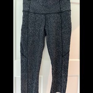 Gorgeous Lululemon cropped leggings. Black and white. EUC.